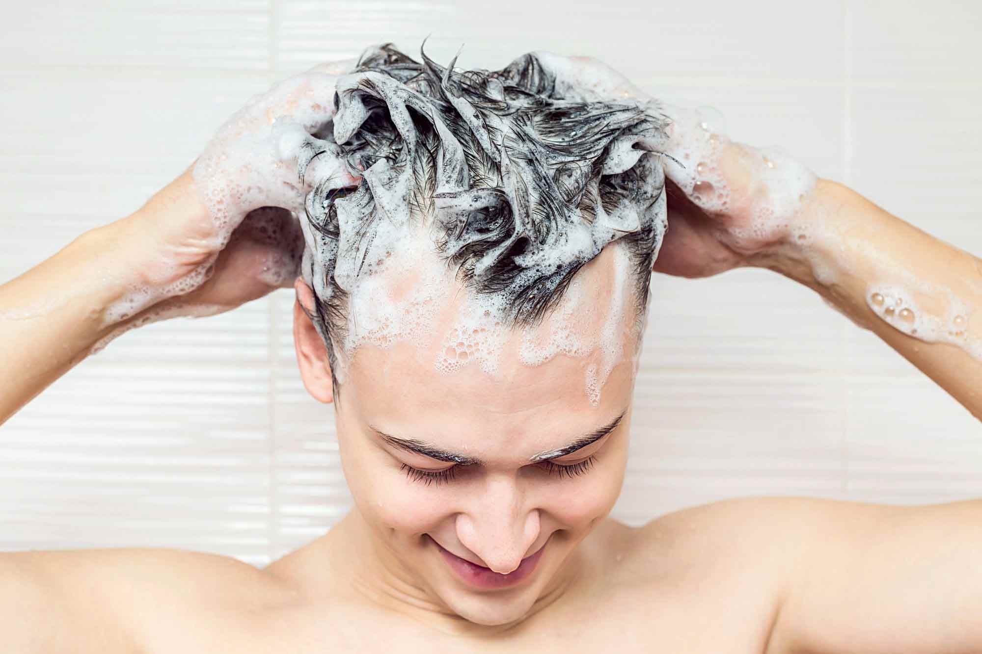 Saç Bakımı Yapmak Çok Sık Duş Alınması Doğru Değildir